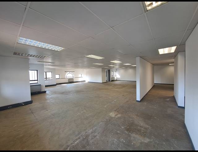 423M² OFFICE TO LET IN HYDE PARK